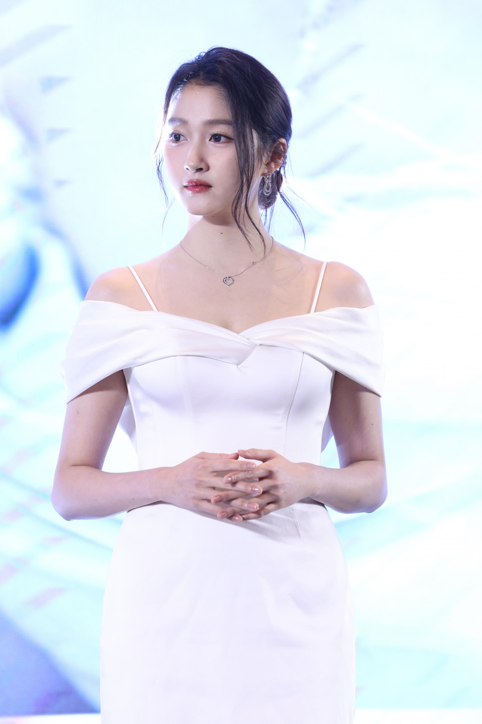 关晓彤生图白色连衣短裙半身现场生图照[4]